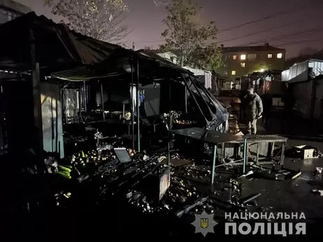 Полиция расследует масштабный пожар на рынке в центре Запорожья