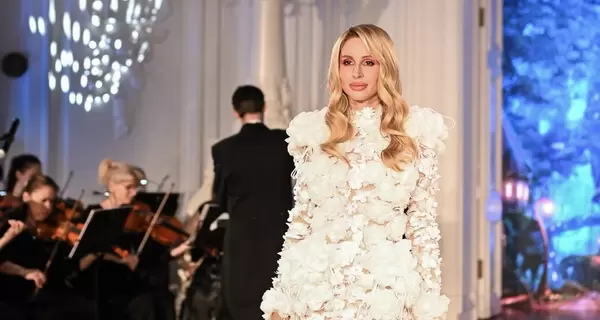 Світлана Лобода вийшла на подіум у весільній сукні від бренду Bicholla