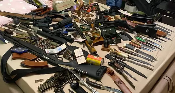 Київський поліцейський продавав бандитам гранати та міни, які йому давали військовослужбовці
