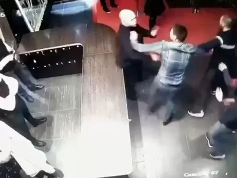 Опознал ОПГ: за что полицейский ударил посетителя харьковского клуба «Болеро»
