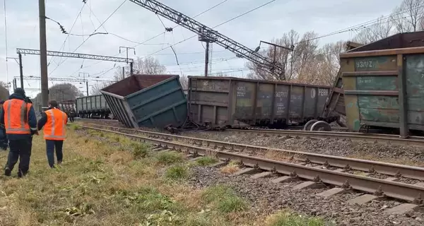 На Житомирщині перекинулися вагони, затримуються пасажирські потяги