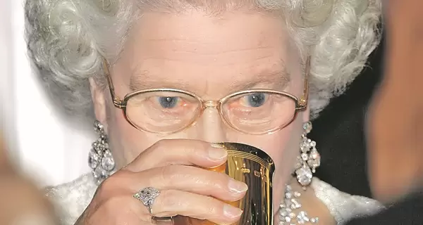 Єлизавета II у зав'язці, зате випускає джин власної марки та має потяг до коктейлів Джеймса Бонда