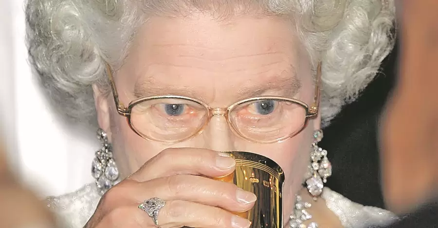 Елизавета II в завязке, зато выпускает джин собственной марки и тяготеет к коктейлям Джеймса Бонда