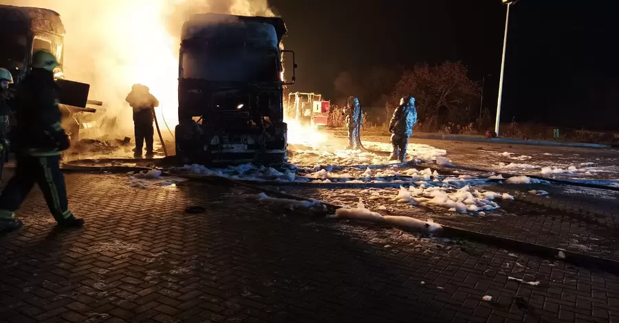 На Харківщині стався вибух на АЗС: вогонь поширився на два вантажні автомобілі