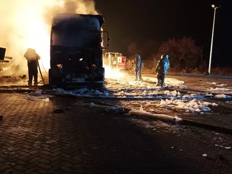 На Харківщині стався вибух на АЗС: вогонь поширився на два вантажні автомобілі