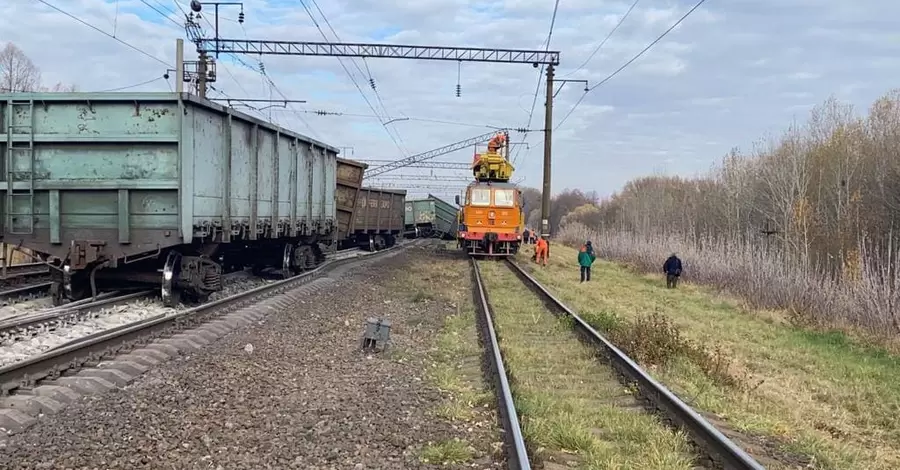 В Украине 27 поездов опаздывают на несколько часов из-за аварии на путях