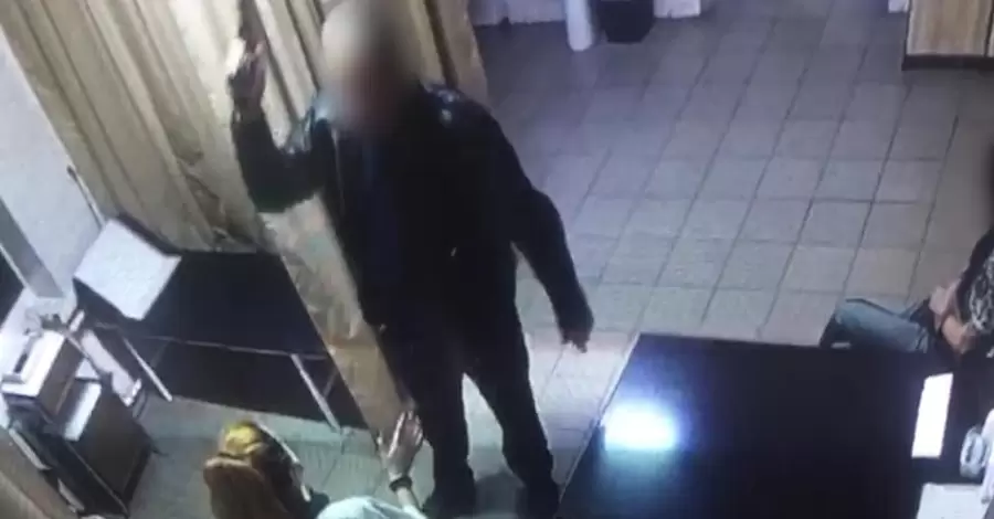 Полиция Киевщины задержала мужчину, который угрожал пистолетом медикам