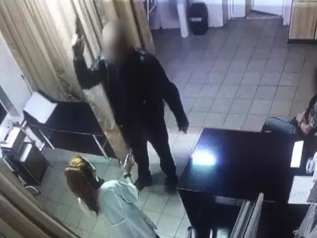 Поліція Київщини затримала чоловіка, який загрожував пістолетом медикам