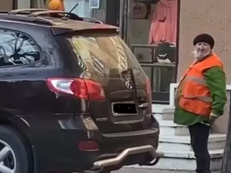 В Івано-Франківську двірничка зламала двірник автомобіля, який неправильно припаркували