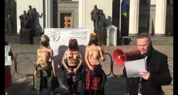 Возле Верховной Рады полиция задержала активисток FEMEN, которые присоединились к акции против «тарифного геноцида»