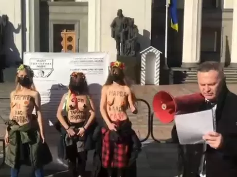 Возле Верховной Рады полиция задержала активисток FEMEN, которые присоединились к акции против «тарифного геноцида»