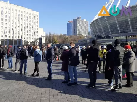 У Києві в останній день перед “локдауном” у пунктах вакцинації вишикувалися черги