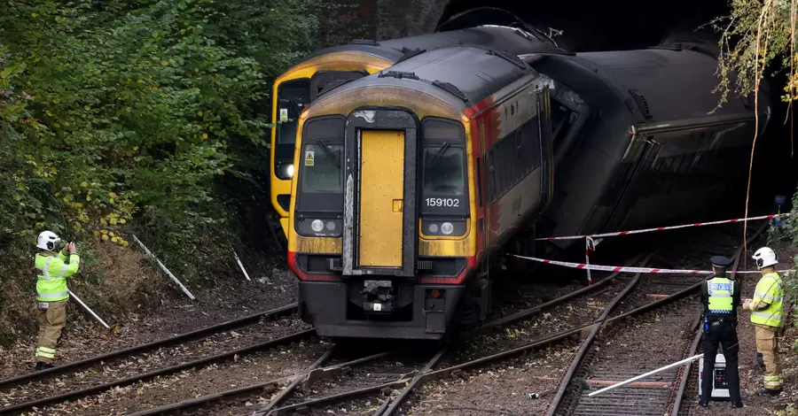 У Великій Британії поряд зі станцією Солсбері зіткнулися два поїзди