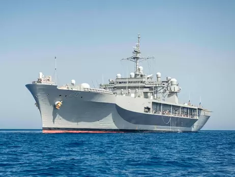 Флагманский корабль Шестого флота ВМС США идет в Черное море