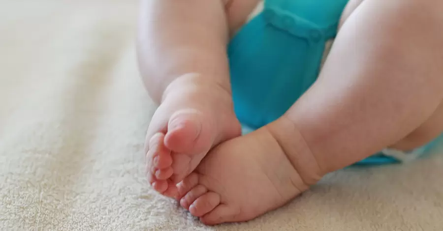 У Великій Британії жінка народила малюка-рекодсмена: пологи приймали дві акушерки