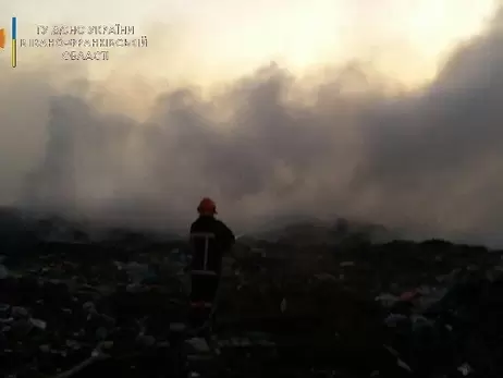 На Ивано-Франковщине небо почернело из-за пожара на свалке