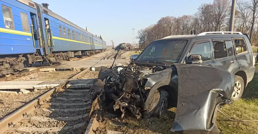 На Харьковщине на железнодорожном переезде поезд раздавил авто, есть пострадавшая