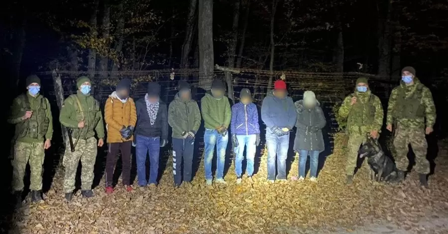 Ночная миграция индусов: украинские пограничники задержали две группы нелегалов в течение часа