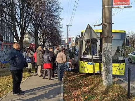 У центрі Львова за кермом помер водій автобуса, машина врізалася в опору