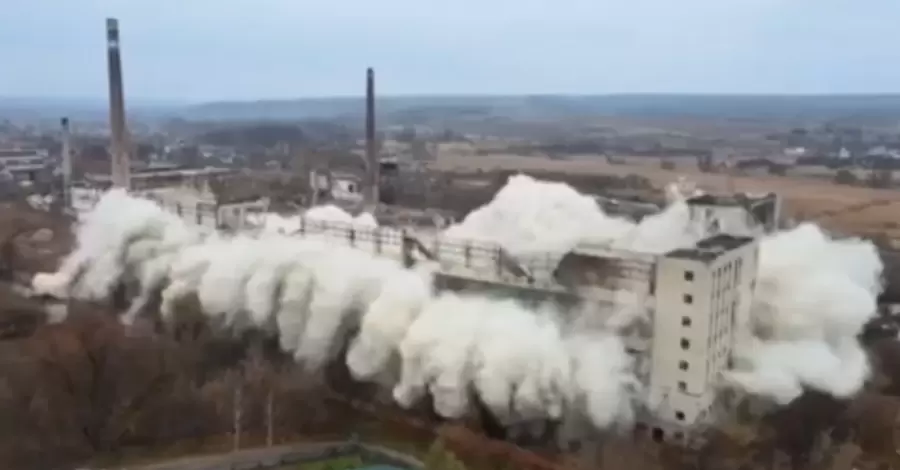 Под Харьковом взорвали завод 19 века постройки - появилось эффектное видео
