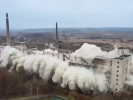 Под Харьковом взорвали завод 19 века постройки - появилось эффектное видео