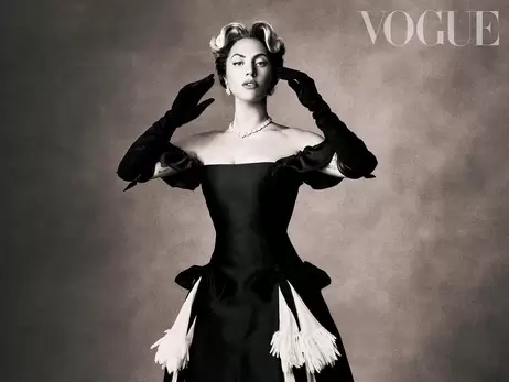 Леді Гага постала одразу на двох обкладинках Vogue: у плащі від Valentino та сукні Schiaparelli