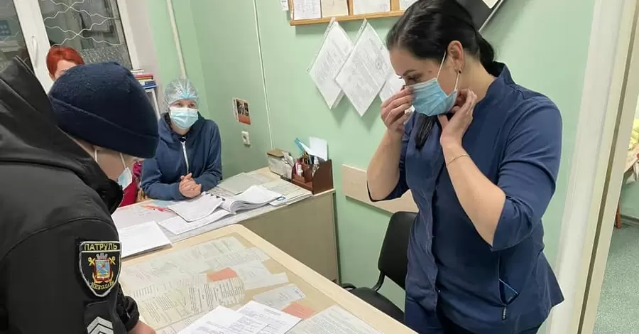 У Миколаєві невідомі зламали шлагбаум лікарні, погрожували лікарям та вимагали кисень