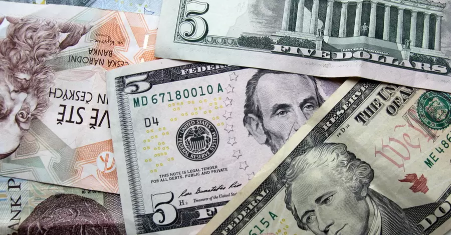 Доллар и евро после выходных рухнут почти до психологических отметок