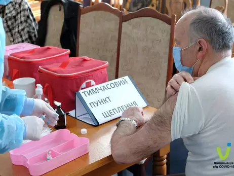 У Грузії пенсіонерам виплатять по 60 доларів за щеплення від коронавірусу