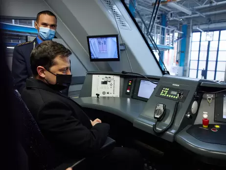 Владимир Зеленский посидел на месте машиниста перед началом форума про новые поезда