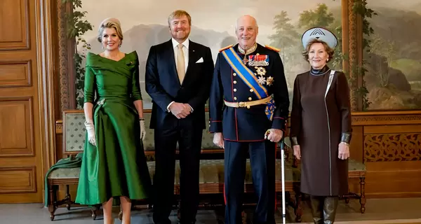 Королева Нідерландів Максима прилетіла до Норвегії вбрання від Maison Natan