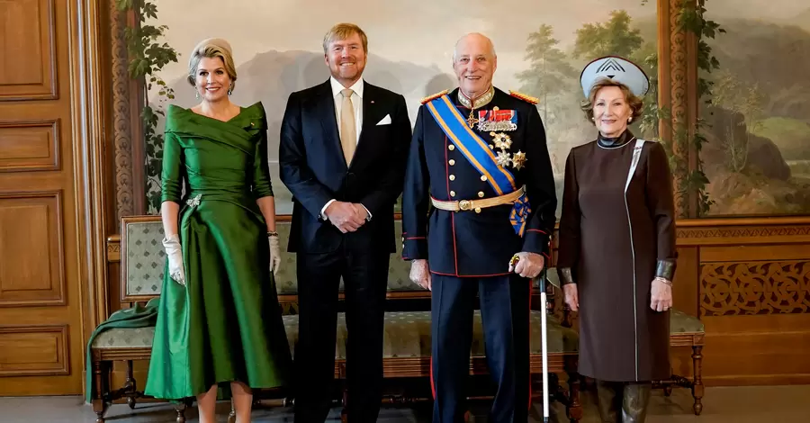 Королева Нидерландов Максима прилетела в Норвегию в наряде от Maison Natan 