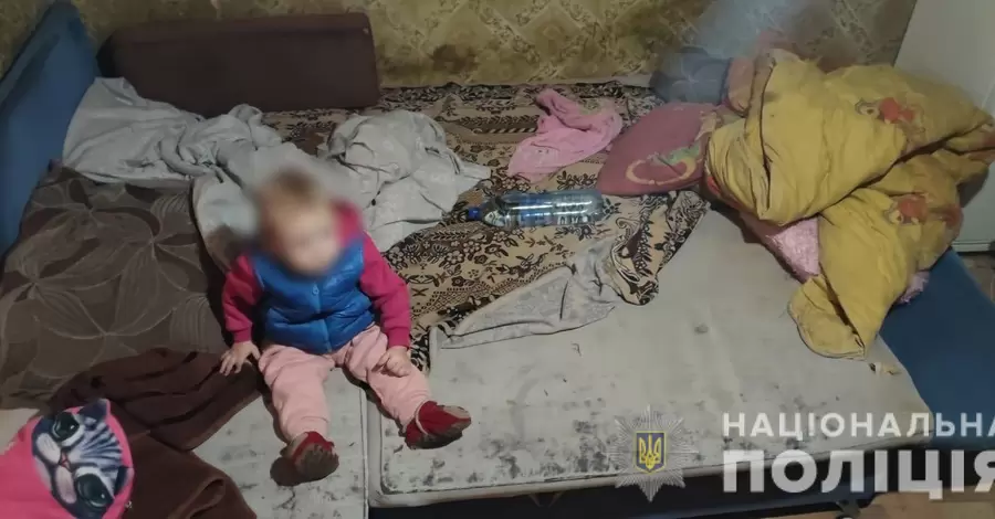 В Харькове полиция нашла женщину, уронившую дочь во время перехода дороги. И забрала ребенка