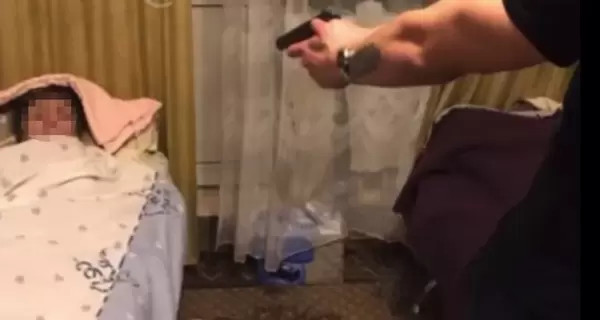 Відеоблогерам з Києва повідомили про підозру після ролика з лежачою бабусею