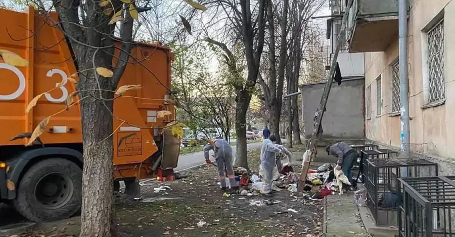 В Одесі жінка забила квартиру мотлохом зі сміття: додому потрапляла за допомогою сходів на балкон