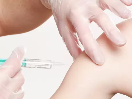 В Украине за сутки вакцинировали от коронавируса около 300 тысяч человек