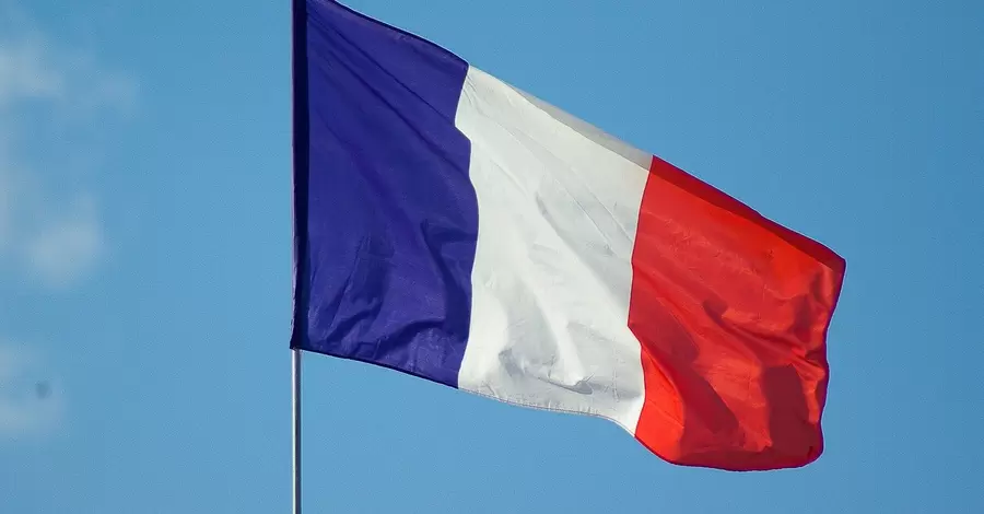 Франція змінила відтінок синього кольору на своєму прапорі
