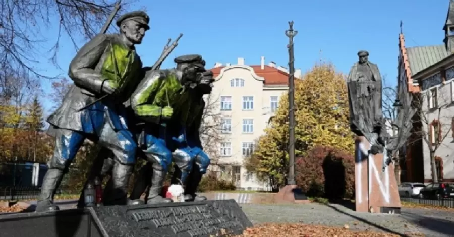 В Польше арестовали украинца-вандала, разрисовавшего памятник Пилсудскому