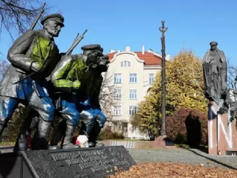 В Польше арестовали украинца-вандала, разрисовавшего памятник Пилсудскому