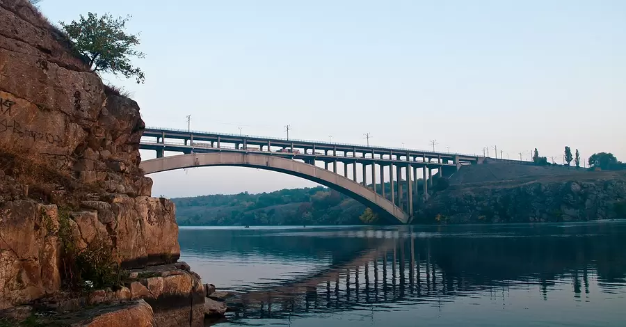 В Запорожье полицейские бросились в Днепр, чтобы спасти спрыгнувшую с моста женщину