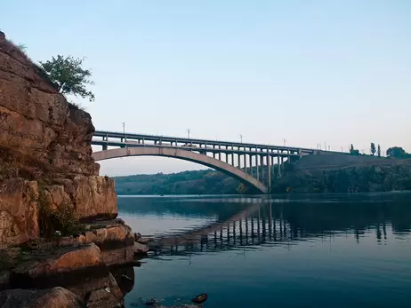 У Запоріжжі поліцейські кинулися в Дніпро, щоб врятувати жінку, яка стрибнула з мосту