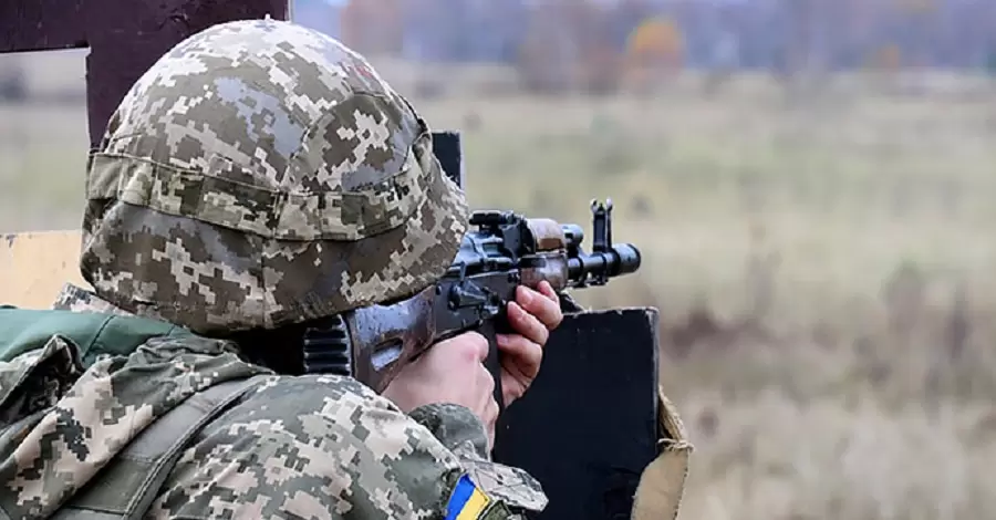 На Донбасі ворог атакує українські війська із забороненої зброї: поранено трьох бійців ЗСУ