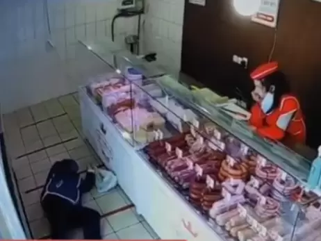 В Харькове продавщица, которая не помогла встать разбившей голову о прилавок пенсионерке, 