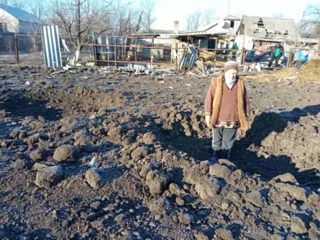 Обстріли Невельського на Донбасі: у селищі залишилося 13 людей, літніх та хворих