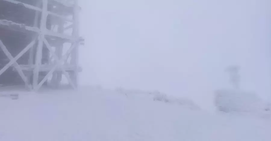 На горе Поп Иван в Карпатах образовался метровый слой снега
