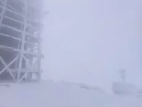 На горі Піп Іван у Карпатах утворився метровий шар снігу