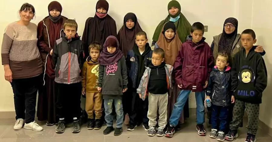 В Україну із закритих таборів для біженців у Сирії повернулися троє жінок з дітьми