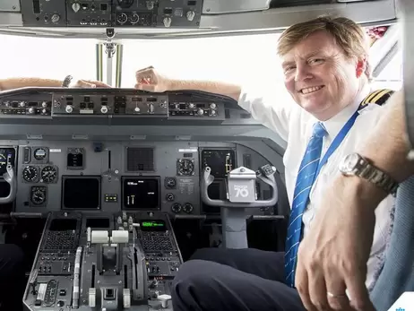 Король Нидерландов лично за штурвалом самолета отвез на матч в Прагу 