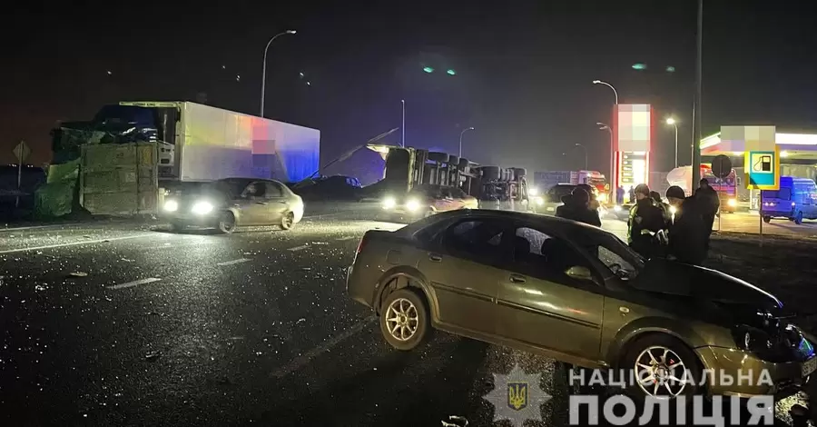 В Харькове грузовик раздавил такси, погибли не менее трех человек