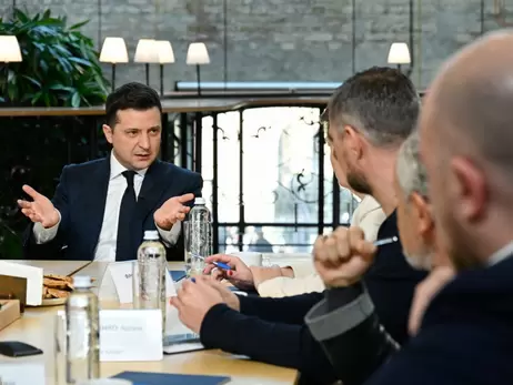 Эксперты о словах Зеленского: Президент намекнул, что слухи о военном положении – операция его оппонентов